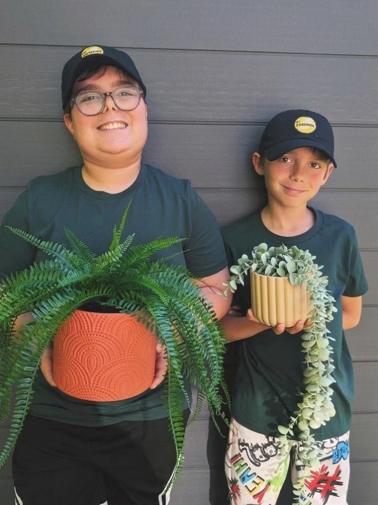 Les deux frères Fabrikids avec leurs cache-pots imprimés en 3D